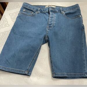 H& J Denim women’s high waist Denim shorts  size 32 color blue